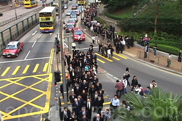 2005年中共人大就特首余下任期释法,触发法律界上街抗议。(大纪元资料图片) 2005年中共人大就特首余下任期释法,触发法律界上街抗议。(大纪元资料图片)