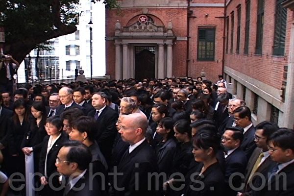2005年中共人大就特首余下任期释法,触发法律界上街抗议。(大纪元资料图片) 2005年中共人大就特首余下任期释法,触发法律界上街抗议。(大纪元资料图片)