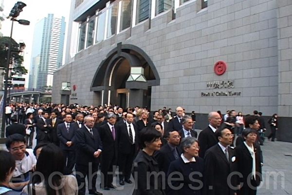 2005年中共人大就特首余下任期释法,触发法律界上街抗议。(大纪元资料图片) 2005年中共人大就特首余下任期释法,触发法律界上街抗议。(大纪元资料图片)