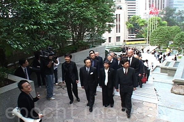 2005年中共人大就特首余下任期释法,触发法律界上街抗议。(大纪元资料图片) 2005年中共人大就特首余下任期释法,触发法律界上街抗议。(大纪元资料图片)