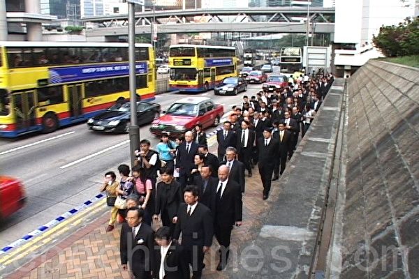 2005年中共人大就特首余下任期释法,触发法律界上街抗议。(大纪元资料图片) 2005年中共人大就特首余下任期释法,触发法律界上街抗议。(大纪元资料图片)