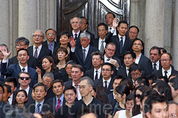 香港法律界6月27日发起黑衣静默游行,抗议中共国务院新闻办发表的白皮书。队伍由高等法院出发前往终审法院,主办方称有1800人参与,是历次游行最多。(潘在殊/大纪元) 香港法律界6月27日发起黑衣静默游行,抗议中共国务院新闻办发表的白皮书。队伍由高等法院出发前往终审法院,主办方称有1800人参与,是历次游行最多。(潘在殊/大纪元)