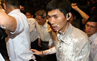 中共國台辦主任訪臺遭潑白漆撒冥錢抗議