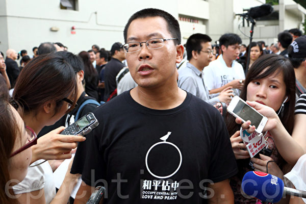 香港法律界6月27日发起黑衣静默游行,抗议中共国务院新闻办发表的白皮书。队伍由高等法院出发前往终审法院,主办方称有1800人参与,是历次游行最多,图为维权律师滕彪参加游行。(蔡雯文/大纪元) 香港法律界6月27日发起黑衣静默游行,抗议中共国务院新闻办发表的白皮书。队伍由高等法院出发前往终审法院,主办方称有1800人参与,是历次游行最多,图为维权律师滕彪参加游行。(蔡雯文/大纪元)