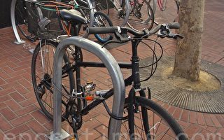 舊金山市場街上多重防護的自行車 （楊帆/大紀元）