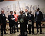 华埠更好团结联盟主席陈增华（右四），与多位芝市区长、各族裔代表表示支持将6月定为“移民月”。（温文清/大纪元）