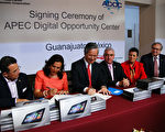 中华民国驻墨西哥代表廖世杰（左3），于当地时间26日与瓜纳华托州ADOC中心主任签署捐赠平板电脑议事记事录。（驻墨西哥代表处提供）