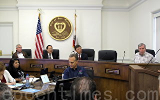加州市長「扔狗糞」下臺 兩華裔接任