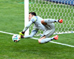 BELO HORIZONTE, BRAZIL - JUNE 28: Julio Cesar of Brazil saves a penalty kick by Alexis Sanchez of Chile (not pictured) during the 2014 FIFA World Cup Brazil round of 16 match between Brazil and Chile at Estadio Mineirao on June 28, 2014 in Belo Horizonte, Brazil.  (Photo by Ian Walton/Getty Images)