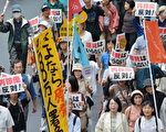 2014年6月28，日本东京，日本民众抗议日本政府松绑二战以来的“集体自卫权”禁令。（ AFP PHOTO / KAZUHIRO NOGI）