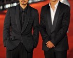 香港演员冯德伦（左）和吴彦祖2010年资料照。（DALE de la REY/AFP/Getty Images）