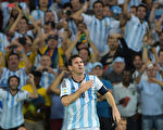 2014年6月15日，梅西在世界盃小組賽同波黑隊的比賽中，為本隊攻入了第二個球后，同現場阿根廷球迷一同慶祝。（AFP PHOTO / GABRIEL BOUYS）