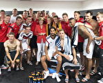 德国在巴西世界杯第一场比赛中以4：1完胜葡萄牙，赛后，铁杆球迷德国总理默克尔和球队成员在更衣室内拍了张“全家福”。（Guido Bergmann/Bundesregierung via Getty Images)