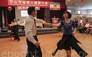 华运会举办社交舞比赛。召集人杜燕萍（前排女舞者）说，跳舞锻炼身体，有利身体健康。（刘凡迪/大纪元）