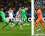 6月30日德国和阿尔及利亚争夺巴西世界杯八强席位之战中，德国队9号许尔勒在加时赛开赛不到2分钟，即用后脚跟击球，攻破对方大门。 (Julian Finney/Getty Images)