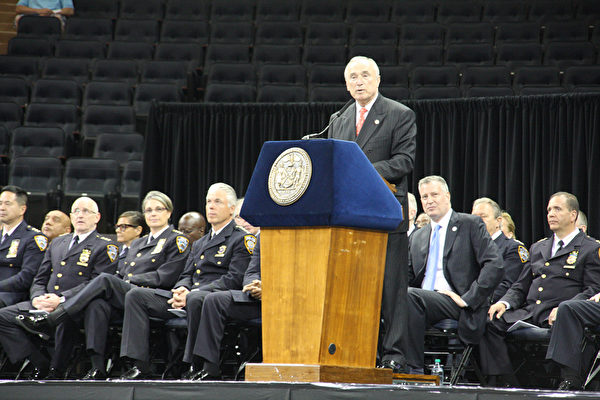 警校畢業典禮，警察局長布拉頓（Bill Bratton）致辭。（任倩雪/大紀元）