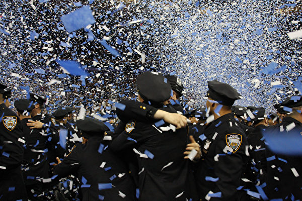 警校畢業典禮，畢業生熱烈擁抱。（任倩雪/大紀元）