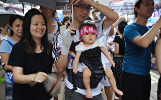 近十年来香港最大游行 家庭群起冒雨加入