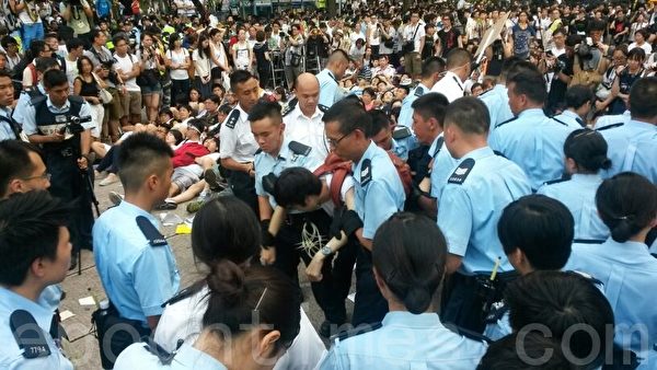 香港逾51萬人的七一大遊行結束後,學聯發動大約1200人在中環遮打道和平「佔中」。警方7月2日凌晨出動大批警力武力清場,在5個多小時內一共拘捕511人。學聯批評警方濫用暴力。(潘在殊/大紀元) 香港逾51萬人的七一大遊行結束後,學聯發動大約1200人在中環遮打道和平「佔中」。警方7月2日凌晨出動大批警力武力清場,在5個多小時內一共拘捕511人。學聯批評警方濫用暴力。(潘在殊/大紀元)