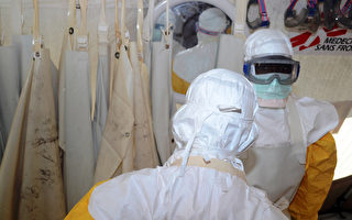 世界卫生组织（WHO）今天表示，源自几内亚的西非伊波拉疫情死亡人数增至467。图为2014年6月28日，科纳克里东卡医院，无国界医生组织（MSF）成员穿着防护服在隔离病房。（CELLOU BINANI/AFP)
