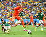 6月29日13时，荷兰队与墨西哥队在八分之一决赛第三场比赛中展开争夺。下半场开赛3分钟墨西哥队桑托斯远射破门1-0领先，在比赛进行到88分钟时，斯奈德凌空抽射扳回比分。补时阶段，罗本禁区内摔倒，荷兰替补上阵的射手亨特拉尔点球命中。最终荷兰昂首挺进8强，墨西哥遗憾出局。图为罗本最后时刻带球突入禁区，搏得点球。 (Laurence Griffiths/Getty Images)