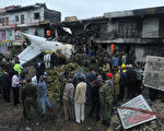 肯亞1架貨機2日起飛後不久撞進1棟商業大樓，已造成4人死亡。(TONY KARUMBA/AFP)