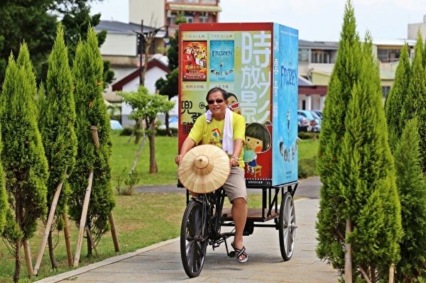 苗栗市长邱炳坤骑乘电影广告三轮车,邀请乡亲来看电影。(苗栗市公所提供) 苗栗市长邱炳坤骑乘电影广告三轮车,邀请乡亲来看电影。(苗栗市公所提供)