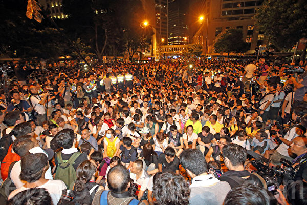 香港逾51萬人的七一大遊行結束後,學聯發動大約1200人在中環遮打道和平「佔中」。警方7月2日凌晨出動大批警力武力清場,在5個多小時內一共拘捕511人。學聯批評警方濫用暴力。(潘在殊/大紀元) 香港逾51萬人的七一大遊行結束後,學聯發動大約1200人在中環遮打道和平「佔中」。警方7月2日凌晨出動大批警力武力清場,在5個多小時內一共拘捕511人。學聯批評警方濫用暴力。(潘在殊/大紀元)