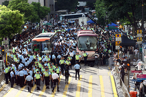 香港逾51萬人的七一大遊行結束後,學聯發動大約1200人在中環遮打道和平「佔中」。警方7月2日凌晨出動大批警力武力清場,在5個多小時內一共拘捕511人。學聯批評警方濫用暴力。(潘在殊/大紀元) 香港逾51萬人的七一大遊行結束後,學聯發動大約1200人在中環遮打道和平「佔中」。警方7月2日凌晨出動大批警力武力清場,在5個多小時內一共拘捕511人。學聯批評警方濫用暴力。(潘在殊/大紀元)
