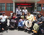 协助身障人士如厕 网路乡民称赞