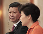 中共国家主席习近平(左)7月3日到访首尔，也是对韩国总统朴槿惠去年6月中国之行的回访。他打破了以往中共国家主席先访问朝鲜之后再访问韩国的惯例，从而引发外界关注。图为两人在青瓦台的会谈。（AFP）