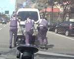 廂型車路橋爬坡拋錨 警揮汗推車