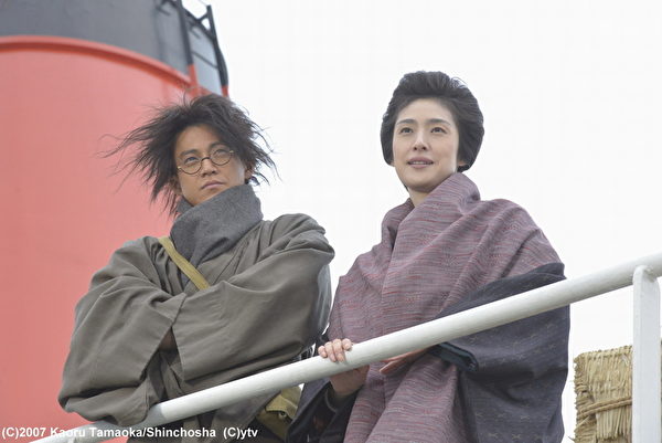 天海祐希(右)飾演日本傳奇女社長鈴木米,慧眼提拔夥計小栗旬(左)為其左右手。(緯來日本台提供) 天海祐希(右)飾演日本傳奇女社長鈴木米,慧眼提拔夥計小栗旬(左)為其左右手。(緯來日本台提供)