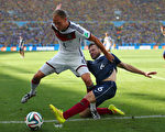 RIO DE JANEIRO, BRAZIL - JULY 04:  Yohan Cabaye of France tackles Benedikt Hoewedes of Germany during the 2014 FIFA World Cup Brazil Quarter Final match between France and Germany at Maracana on July 4, 2014 in Rio de Janeiro, Brazil.  (Photo by Martin Rose/Getty Images)