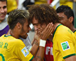7月4日巴西同哥伦比亚争夺4强座位的比赛中，内马尔和路易斯配合为巴西打入了制胜的第二粒进球 (Laurence Griffiths/Getty Images)