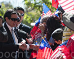 馬英九在舊金山和歡迎僑民握手。（曹景哲/大紀元）