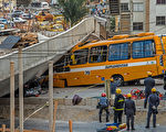 巴西正在举办世足赛，却惊传高架桥坍塌的意外！至少造成2死19伤。（AFP）