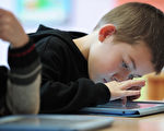 根据美国关注儿童与家庭非营利组织的研究，八岁以下的儿童使用平板电脑的比例，于两年之间攀升五倍，从8%至40%。 (FREDERICK FLORIN/AFP/Getty Images)