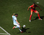 7月5日，阿根廷同比利时的四强争夺战中，开赛仅8分钟，迪玛利亚在右路送出直传，球打在比利时防守球员身上稍稍变线，伊瓜因顺势凌空抽射，球打入球门左下角，阿根廷首次攻门即告得手，1比0领先比利时。(Jamie Squire/Getty Images)
