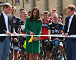 2014年7月5日，凱特王妃與威廉王子（左）、哈利王子一道為環法自行車賽剪綵。（Bryn Lennon/Getty Images）
