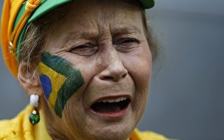 巴西队历史性惨败 本国球迷泣不成声