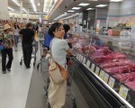 根據美國農業部預測，今年食品價格將普遍上漲。其中牛肉和小牛肉的價格將上漲5.5至6.5％。圖為南加州某華人超市。（劉菲/大紀元）