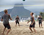 里约热内卢伊帕内玛海滩，荷兰国家队队员德克•库伊特（Dirk Kuyt,左）、罗本（ Arjen Robben,右二），亨特拉尔（Klaas Jan Huntelaar） ，和斯哈斯（Stijn Schaars，右） 在依帕内玛海滩玩排球放松 。(ROBERT VOS/AFP)