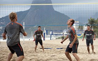 半决赛前荷兰队到巴西海滩打排球放松