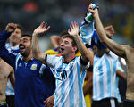 阿根廷隊長梅西向球迷致謝。(Photo by Clive Rose/Getty Images)
