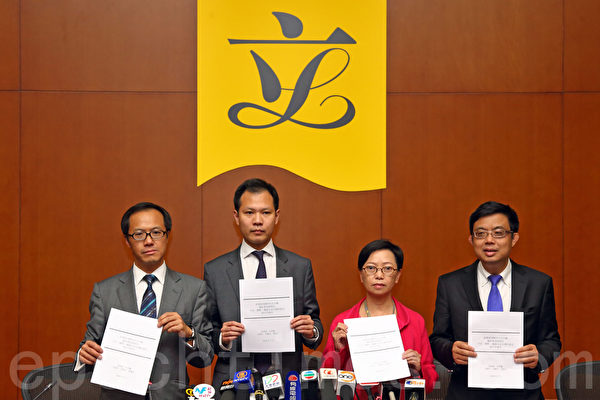 5名香港泛民議員批評前廉政專員湯顯明開啟廉署腐敗先河,予以最強烈譴責。(潘在殊/大紀元) 5名香港泛民議員批評前廉政專員湯顯明開啟廉署腐敗先河,予以最強烈譴責。(潘在殊/大紀元)