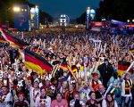 7月8日，德國球迷聚集在柏林勃蘭登堡門觀看德國和巴西的半決賽。(JOHN MACDOUGALL/AFP/Getty Images)