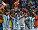 7月9日，阿根廷隊點球大戰擊敗荷蘭隊晉級決賽，梅西（左二）、馬斯切拉諾（左四）和隊友們向球迷致意。（FRANCOIS XAVIER MARIT/AFP/Getty Images)