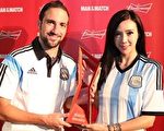 周韋彤為阿根廷隊前鋒伊瓜因頒發最佳球員獎。（美妙音樂提供）