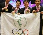 國際生物奧林匹亞競賽12日揭曉，台灣共獲4金，個人成績以台中一中學生許力天（右2）排名全球第2最佳。（教育部提供）